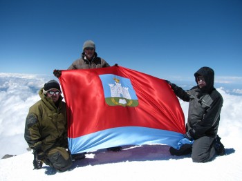 Торжественная передача флага Орловской области, побывавшего на вершине Эльбруса